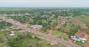 Panoramik manzara yüksekliği Clinton kasabası Oklahoma ABD 'deki küçük Amerikan kasabasının uyku alanı.