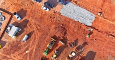 Müstakbel apartman kompleksi için temel inşaatı