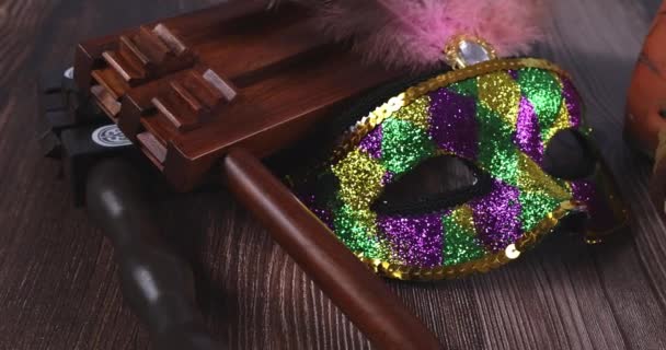 Purim vakantie met koekjes hamans oren in emmer carnaval masker over rustieke achtergrond — Stockvideo