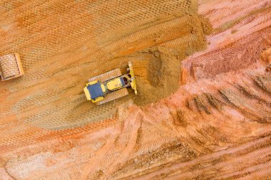 Hava manzaralı kazıcı, toprak inşaatı yapıyor. İnşaat alanında peyzaj işleri yapıyor.