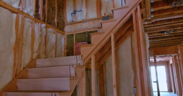 Dřevěné rámové stěny s izolací skelnou vlněnou izolací pro studenou bariéru — Stock video