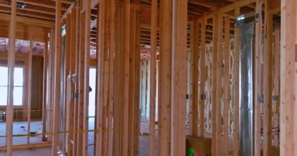 건설 주거 용 주택 프레임에서 새로운 홈 나무 빔의 인테리어 — 비디오
