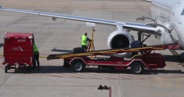 GSP Greenville-Spartanburg Uluslararası Havalimanı 'ndaki American Airlines uçağına valiz ve bavul yükleme hazırlığı