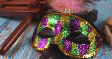 Yahudi karnaval Purim kutlaması hamantaschen kurabiyeleri, gürültü çıkarıcı ve parşömenli maske