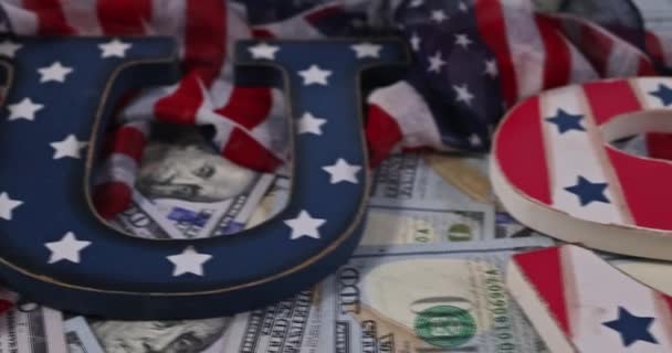 Concepto de nacionalismo empresarial con pila de dinero en American Flag — Vídeo de stock