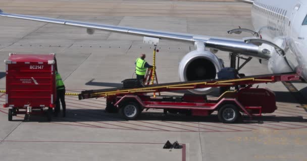 Příprava před odletem s nakládkou zavazadel a zavazadel na letadlo American Airlines na mezinárodním letišti GSP Greenville-Spartanburg — Stock video