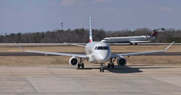 Aereo American Airlines dopo il traino manzi sulla pista di atterraggio per il decollo in GSP Greenville-Spartanburg International Airport — Video Stock