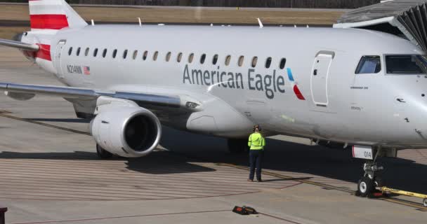 Pohled na letadla z American Airlines při přípravě a odtažení letadla na vzletové dráze na mezinárodním letišti GSP Greenville-Spartanburg — Stock video