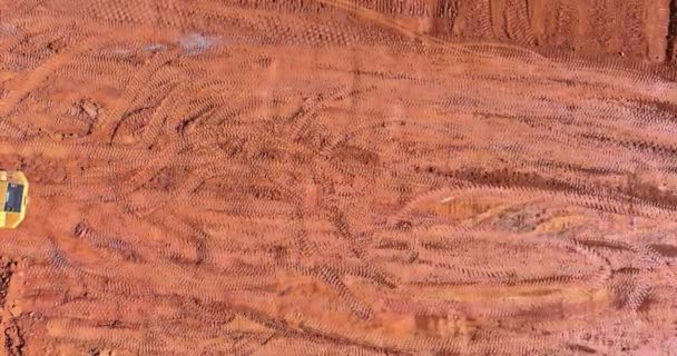 Maquinaria pesada tractor excavadora alinear la tierra haciendo paisajismo — Vídeo de stock