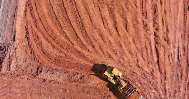 Maquinaria de tractores pesados alinear el terreno para la construcción — Vídeo de stock