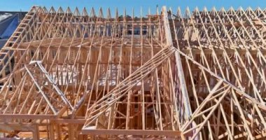 Panorama manzaralı bir apartman duvarının tamamlanmamış çerçevesi