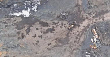 Maden ocağında bir iş günü, bir kazıcı taşları taşa doldurur.