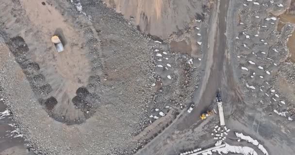 露天掘り開発で石顎クラッシャーに砂利をロードオープンピットローダーの空中ビュー — ストック動画