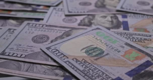 Вид крупным планом банкноты в сто долларов — стоковое видео