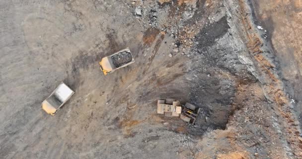 발굴자는 자갈을 으스러진 석조 채 석장 위에 트럭에 싣는다 — 비디오