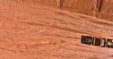 Ağır traktör makineleri inşaat için araziyi hizaladı