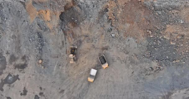 Camión amarillo grande dentro de una cantera de granito a camión volquete de carga de escavación industrial — Vídeo de stock