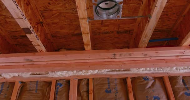 Ξύλο πλαισιώνει ένα υπό κατασκευή σπίτι σε νέα οικοδομημένη κατοικία — Αρχείο Βίντεο