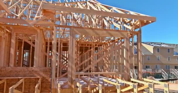 Ny pinne byggd byggnad visa inramning av balkar på nytt hem under uppbyggnad — Stockvideo