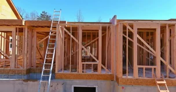 Vnější pohled na nový dům ve výstavbě rámování — Stock video