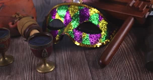 Joodse carnaval Purim viering op hamantaschen cookies, lawaaimaker en masker met perkament — Stockvideo