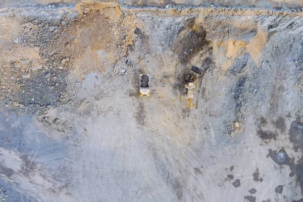 Bovenaanzicht Vanuit Lucht Industriële Opgraving Apparatuur Van Grote Gele Vrachtwagen — Stockfoto