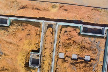 İnşaat alanının altındaki havadan manzaralı yeni bir ev için beton temel