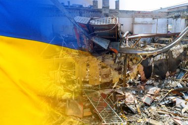Ukrayna bayrağıyla Ukrayna 'da savaş olmaması sonucu hasar görmüş konutlar