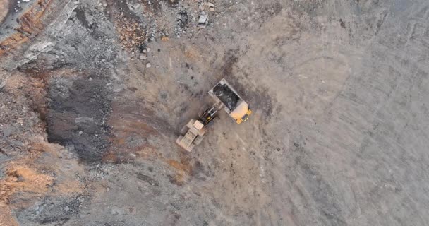 Excavadora en el trabajo con carga de piedra en camión — Vídeo de stock