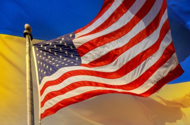 Ukrayna bayrağının arka planına karşı ABD 'nin Ukrayna' ya verdiği savaş ve Amerikan bayrağıyla işgalin bir sonucu olarak verdiği destek