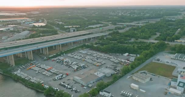 Aerial top widok samochód Alfred E. Driscoll Bridge przez rzekę Raritan w mieście Woodbridge New Jersey USA — Wideo stockowe