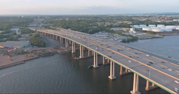 Alfred E. Driscoll Puente a través del río, que conecta Sayreville y Woodbridge en Nueva Jersey, EE.UU. — Vídeo de stock