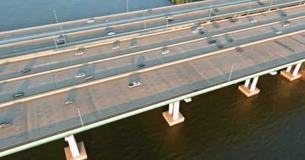 Vista de ángulo alto del puente Alfred E. Driscoll el puente de hormigón sobre el río — Vídeos de Stock