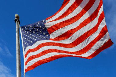 Bayrak direğinde sallanan Amerikan bayrağının vatanseverliğinin işareti.