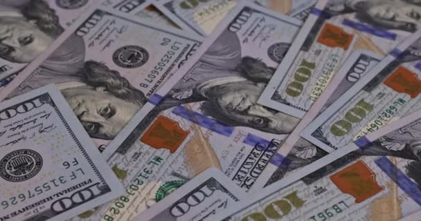 Monnaie américaine avec des billets de cent dollars américains en gros plan sur une table — Video
