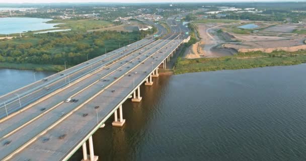 Alfred E. Driscoll Bridge do outro lado do rio, vista aérea da estrada expressa em Nova Jersey EUA — Vídeo de Stock