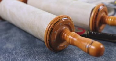 Torah 'ın kutsal kitabının olduğu Yahudi dini sembolleri bir işaretçi.
