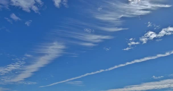 Nuvole astratte su sfondo blu cielo trasparente — Video Stock