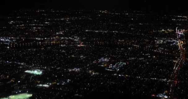 Höhenansicht des Lichts, wie das Flugzeug des nächtlichen Lichts Stadt aussehen aus dem Flugzeug. — Stockvideo