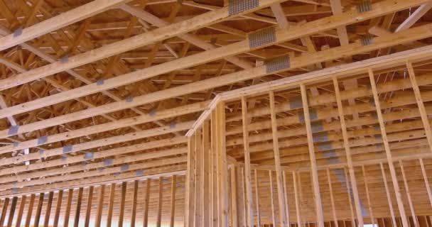 Panorama vista superior de palo construido casa en construcción con marco de madera armadura de madera, poste — Vídeos de Stock