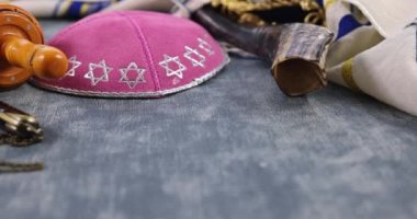 Torah 'ın kutsal kitabının olduğu Yahudi dini sembolleri bir işaretçi.