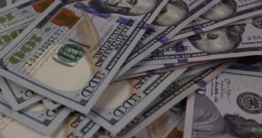 Masaya para saçan Amerikan doları banknotları.