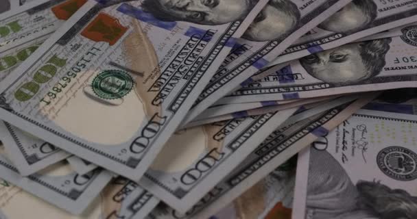 Amerikanische Dollarscheine mit verstreuten Geldscheinen auf dem Tisch — Stockvideo