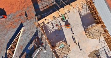 Çerçeveleme ile çalışan Roofer çatı kiriş sistemini kuruyor