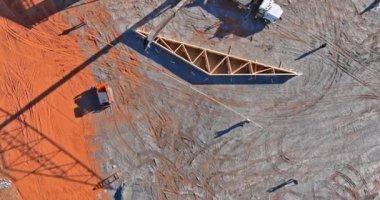 Vinç gövdesine karşı çerçevelenen yeni konut inşaatı ahşap çatılarda yeni.