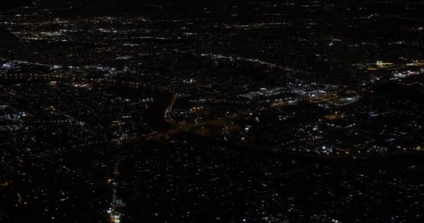 Ville nocturne d'une hauteur avec des lumières de la nuit Newark vue de l'avion — Video
