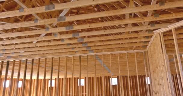 Framing balken stok gebouwd huis in aanbouw onder framing structuur houten frame bouw — Stockvideo