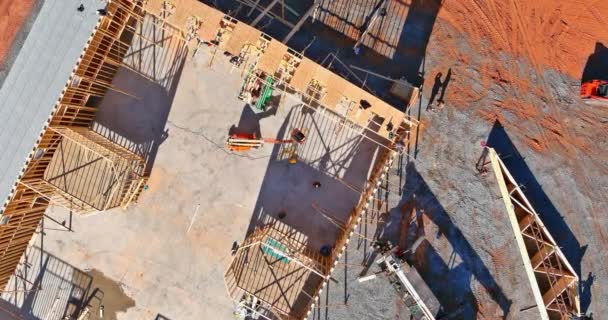 Нове житлове будівництво житлового будинку, обрамлення проти кран тримає новий в дерев'яній покрівлі — стокове відео