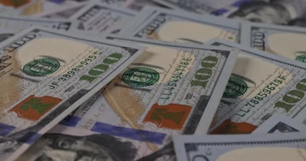 Notas de caixa americanas em notas de cem dólares fundo close-up — Vídeo de Stock