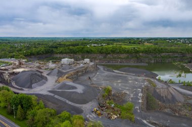 Yukarıdan çalışan bir sürü makineyle birlikte açık maden ocağının havadan üst görüntüsü